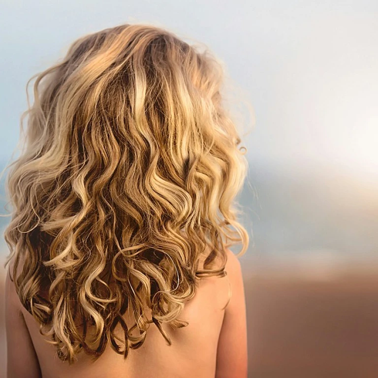 Comment sublimer vos cheveux courts avec des accessoires élégants