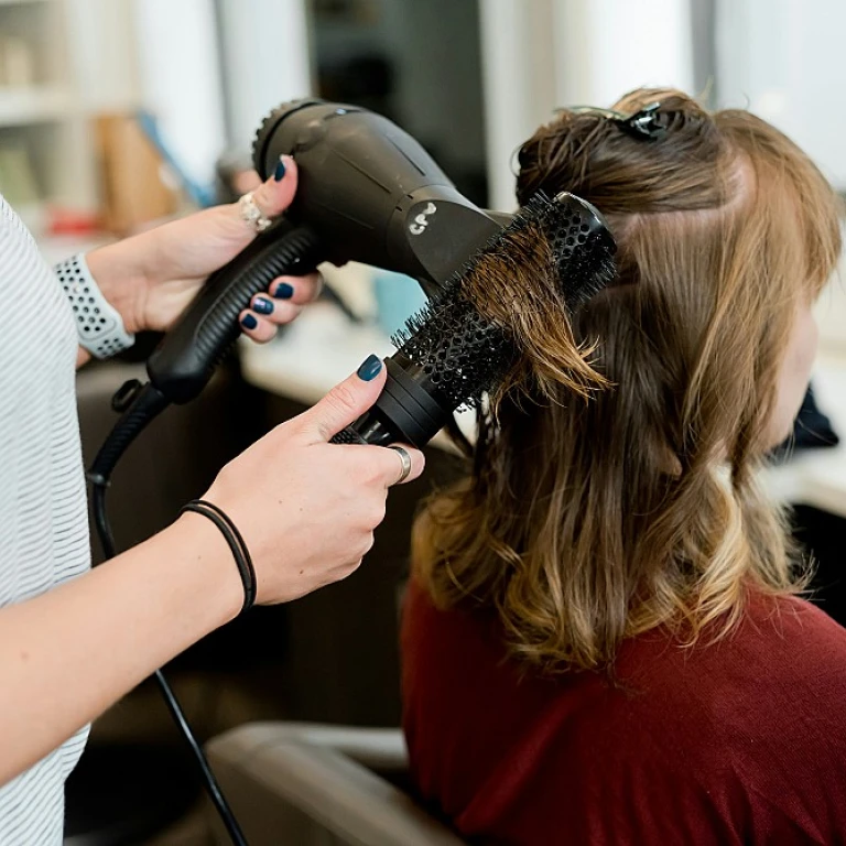 Optimisez votre coupe avec le calendrier lunaire pour vos cheveux