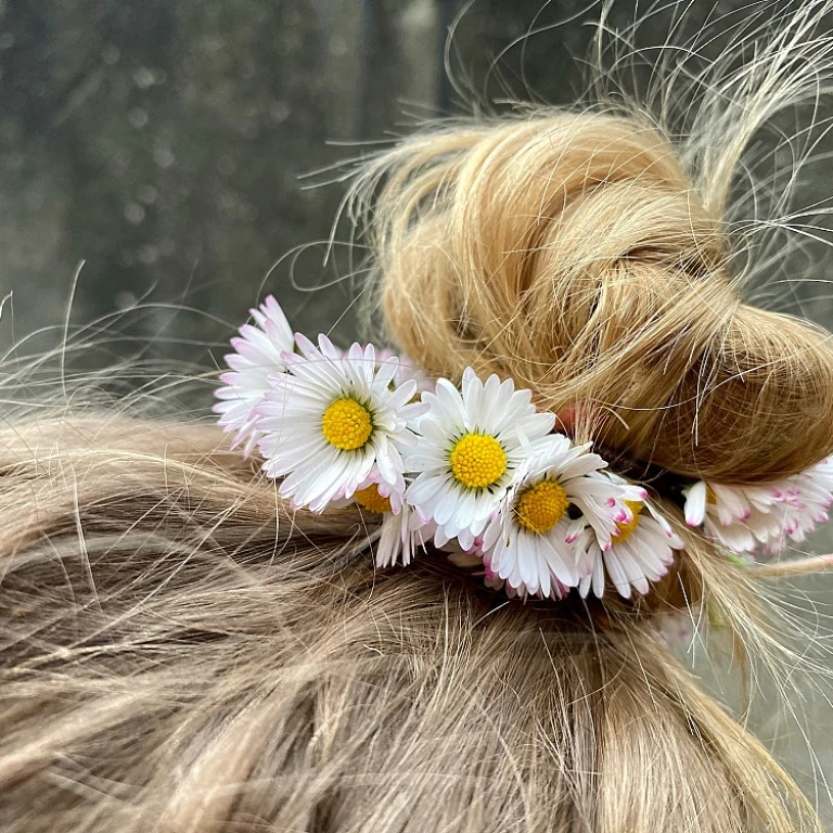 Maîtriser la coupe pour cheveux frisés naturellement
