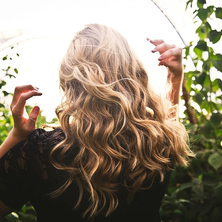 Conseils pour maîtriser les cheveux bouclés chez les hommes