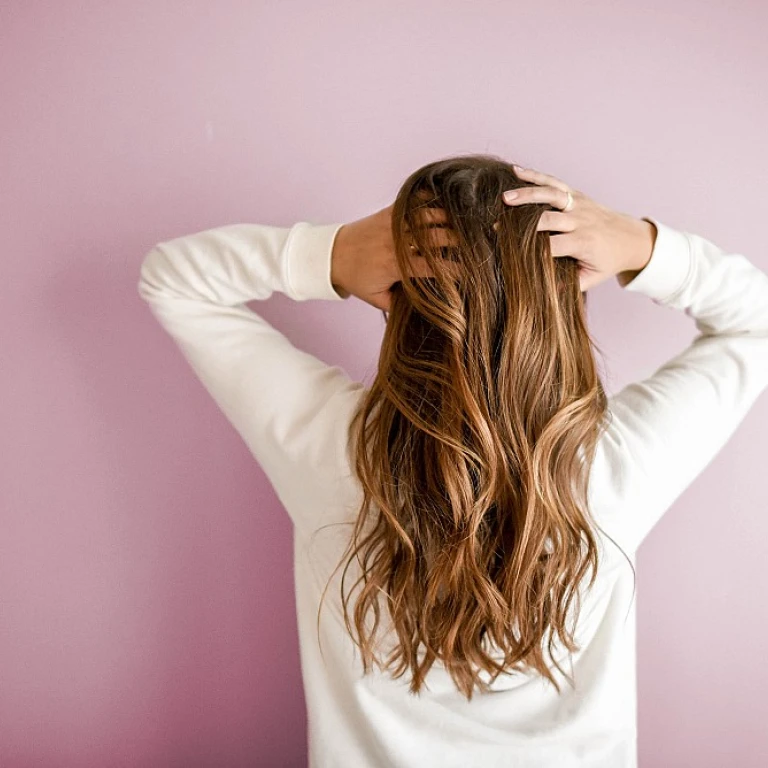 Les effets d'une permanente sur les cheveux fins : avant et après