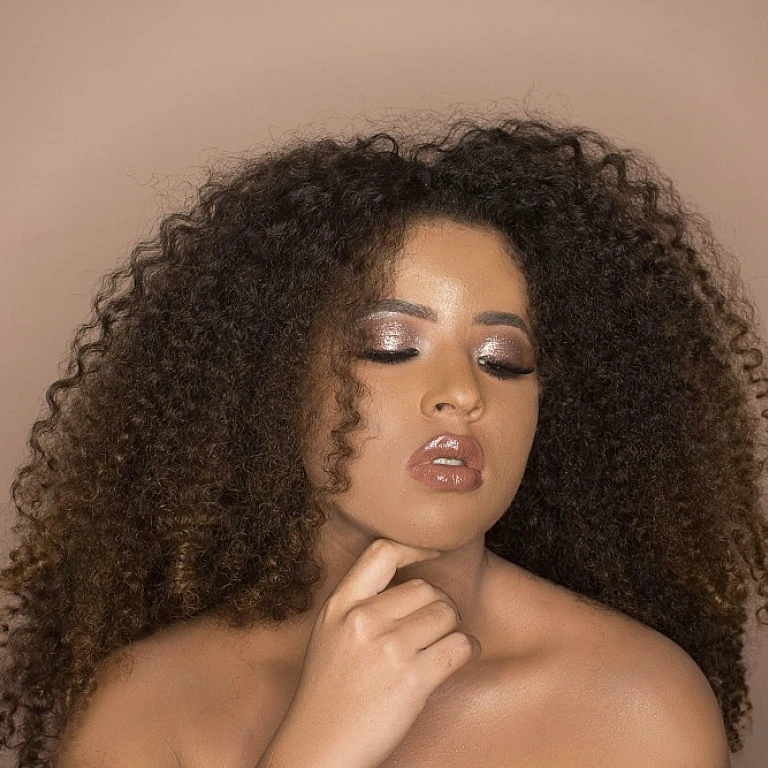 Éclat et nuances de la couleur moka clair pour vos cheveux