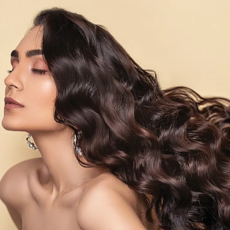 Les subtilités des cheveux ondulés et bouclés : comprendre et sublimer vos boucles