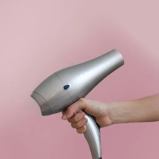 Protection chaleur cheveux : les secrets d’un bouclier thermique élégant au quotidien
