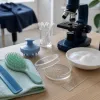 Microbiome du cuir chevelu : pourquoi vos pellicules résistent à tous les shampoings antipelliculaires