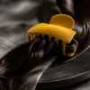 Comment sublimer ses cheveux avec un claw clip élégant et moderne